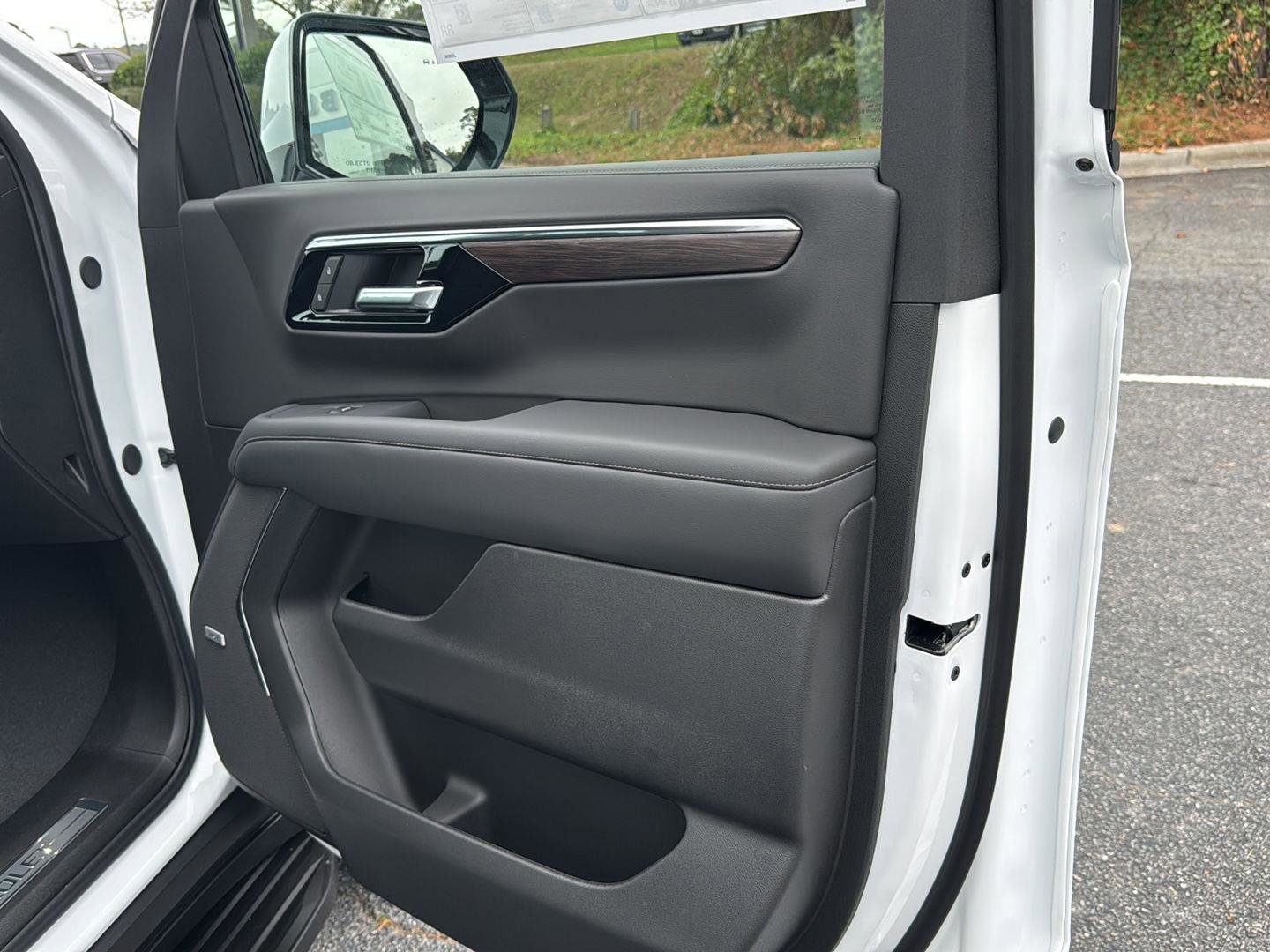 New 2026 Chevrolet Suburban LT image 12