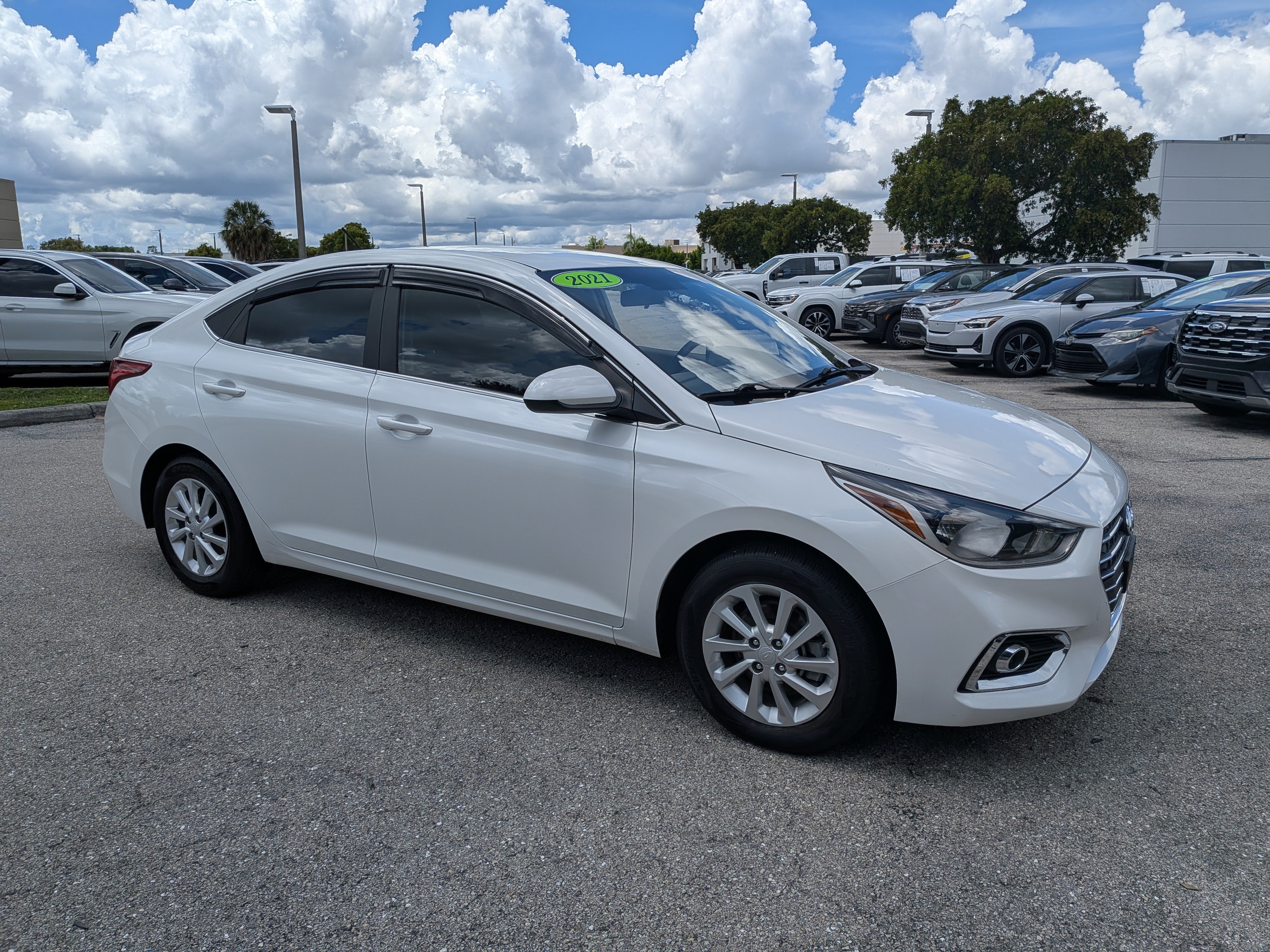 Used 2021 Hyundai Accent SEL FWD image 2