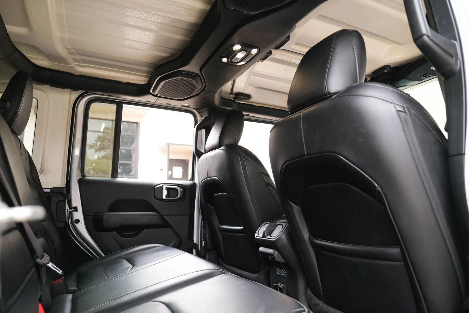 Used 2023 Jeep Wrangler Unlimited Sahara AWD/4WD image 28