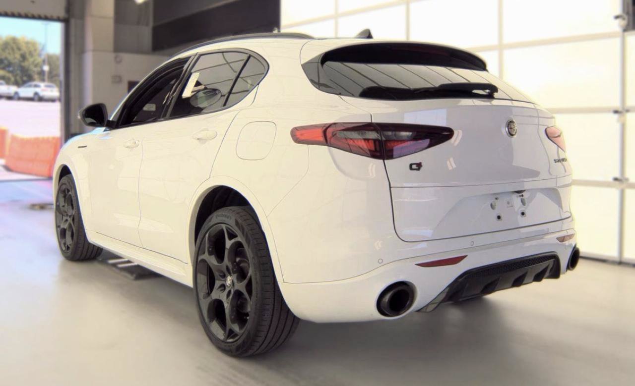 Used 2023 Alfa Romeo Stelvio Estrema AWD/4WD image 3