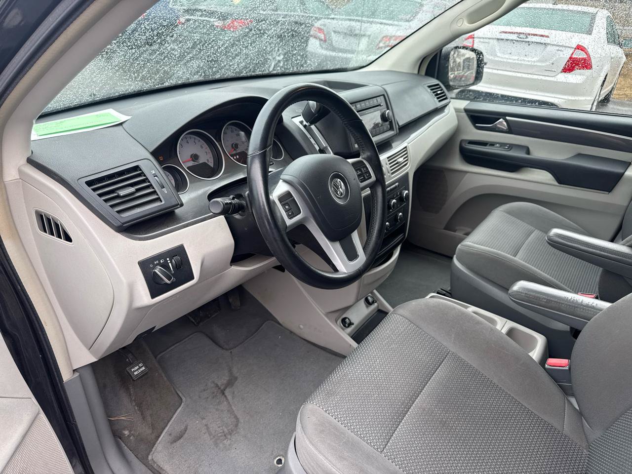 Used 2012 Volkswagen Routan S FWD image 9