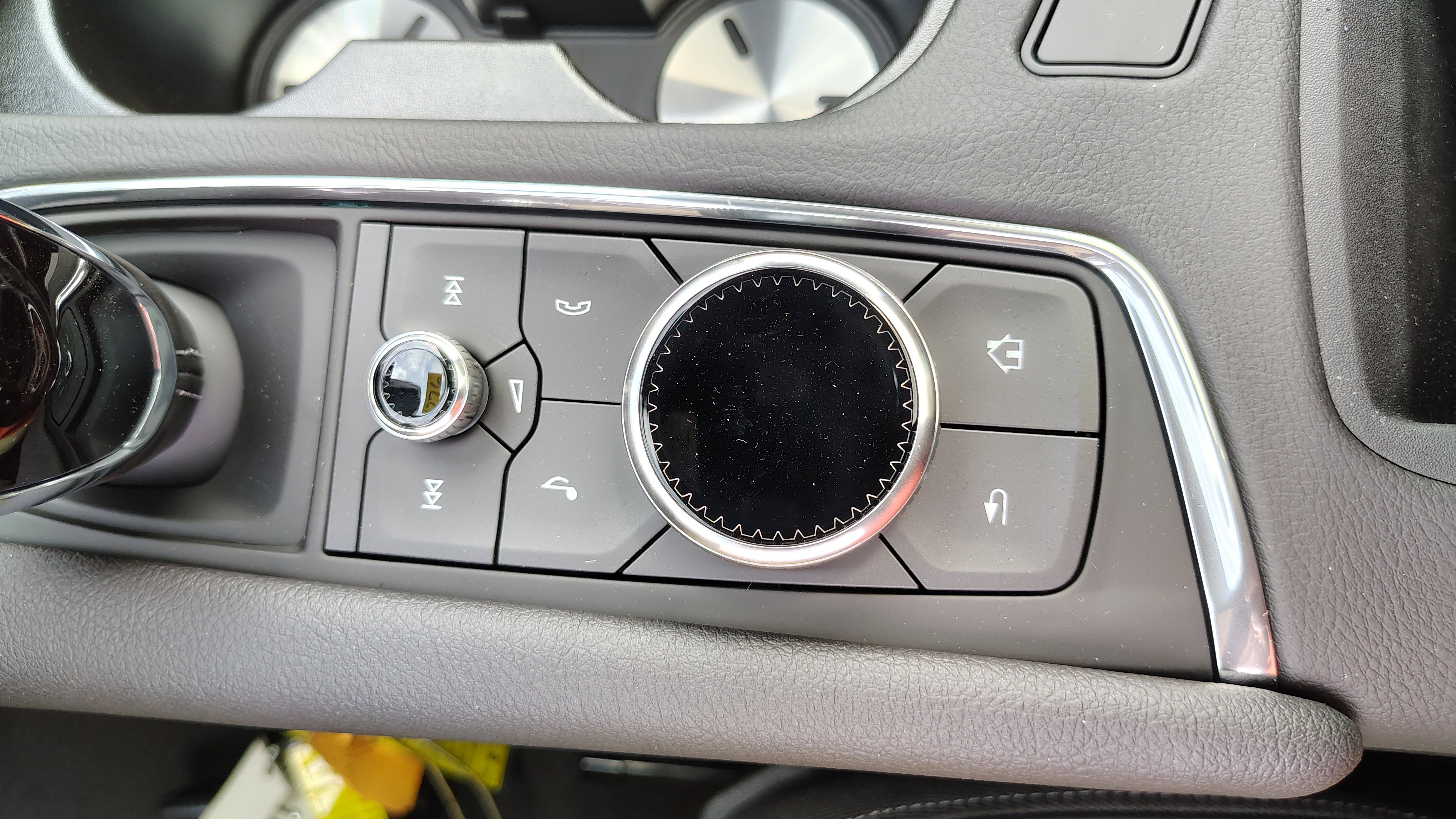 New 2025 Cadillac XT6 Luxury image 29