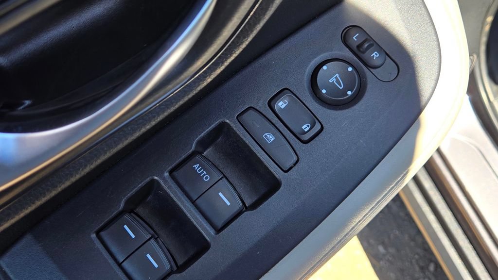 Used 2025 Honda HR-V LX image 16