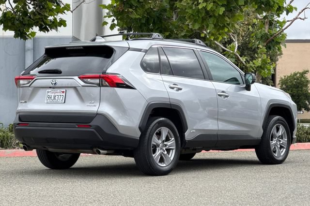 Used 2022 Toyota RAV4 LE AWD/4WD image 4