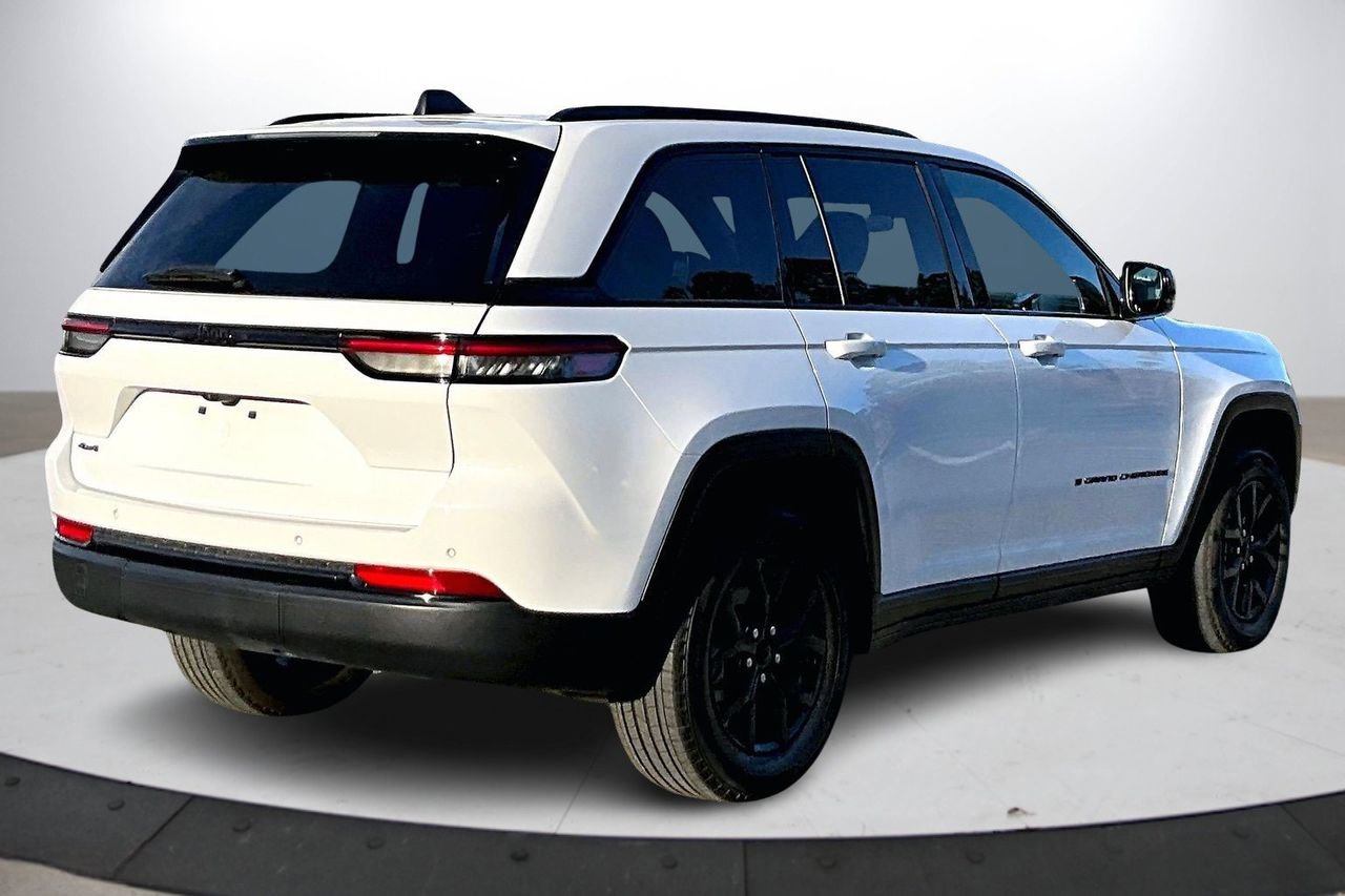 Certified 2025 Jeep Grand Cherokee Altitude AWD/4WD image 9