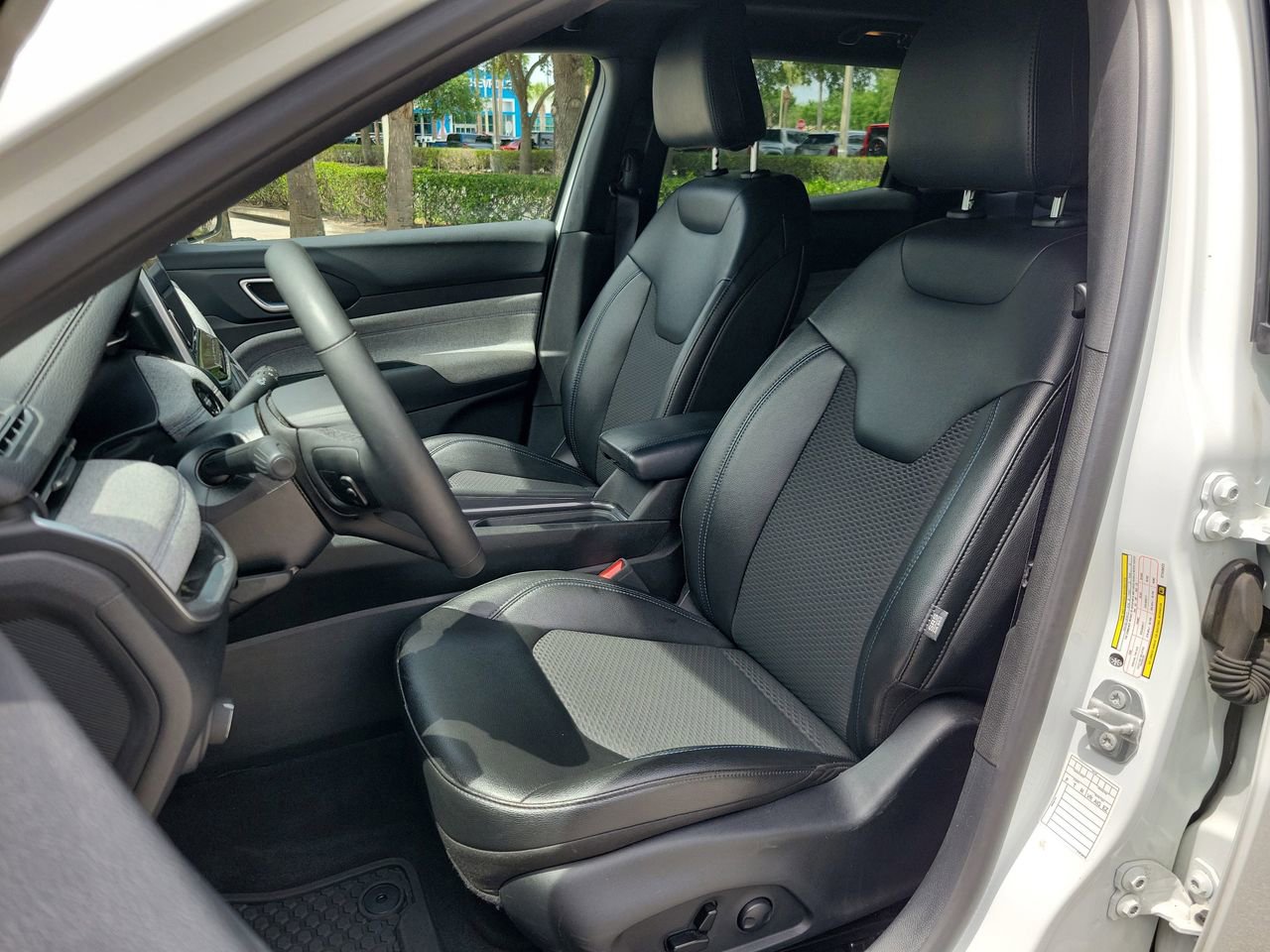 Used 2025 Jeep Compass Latitude w/ Sun & Sound Group AWD/4WD image 17