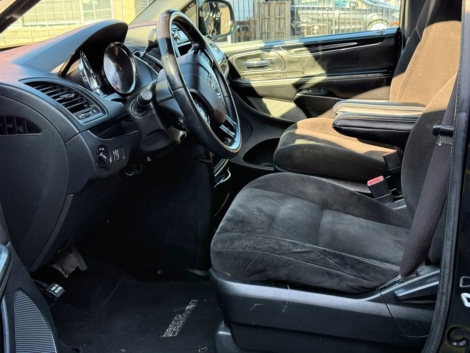 Used 2016 Dodge Grand Caravan SE FWD image 15