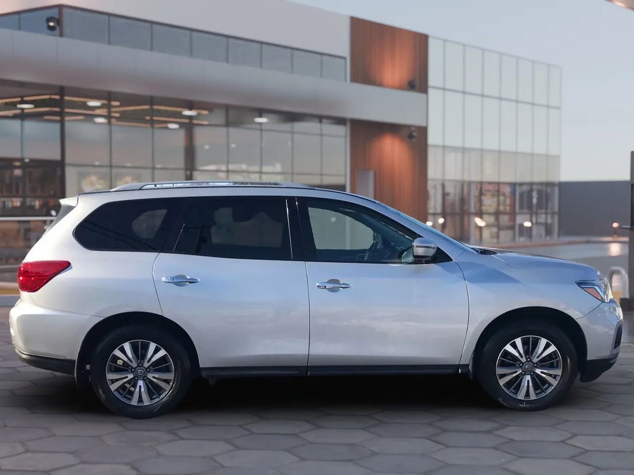 Used 2020 Nissan Pathfinder S image 4