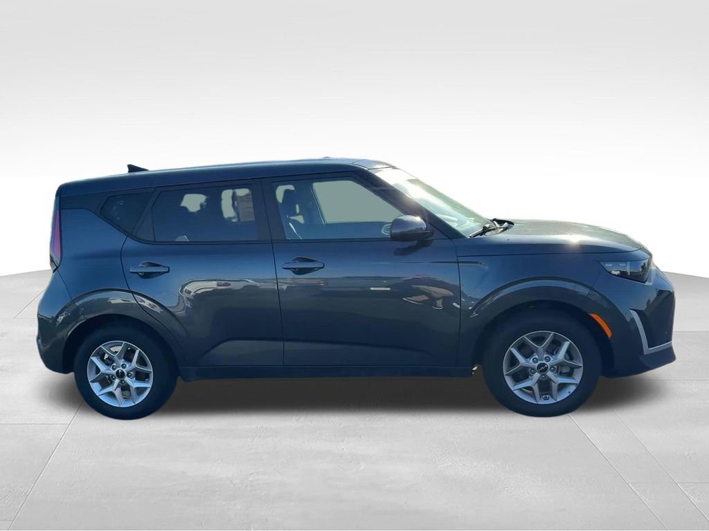 Used 2025 Kia Soul LX w/ LX Technology Package FWD image 7