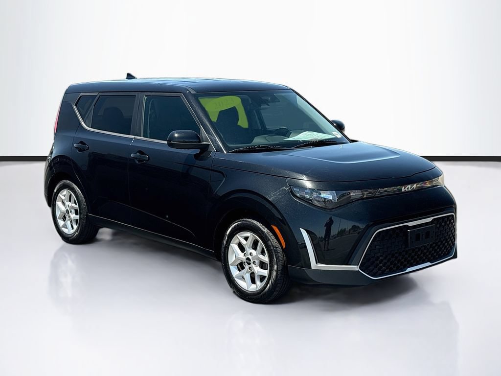 Used 2023 Kia Soul LX w/ Option Group 015 FWD image 3