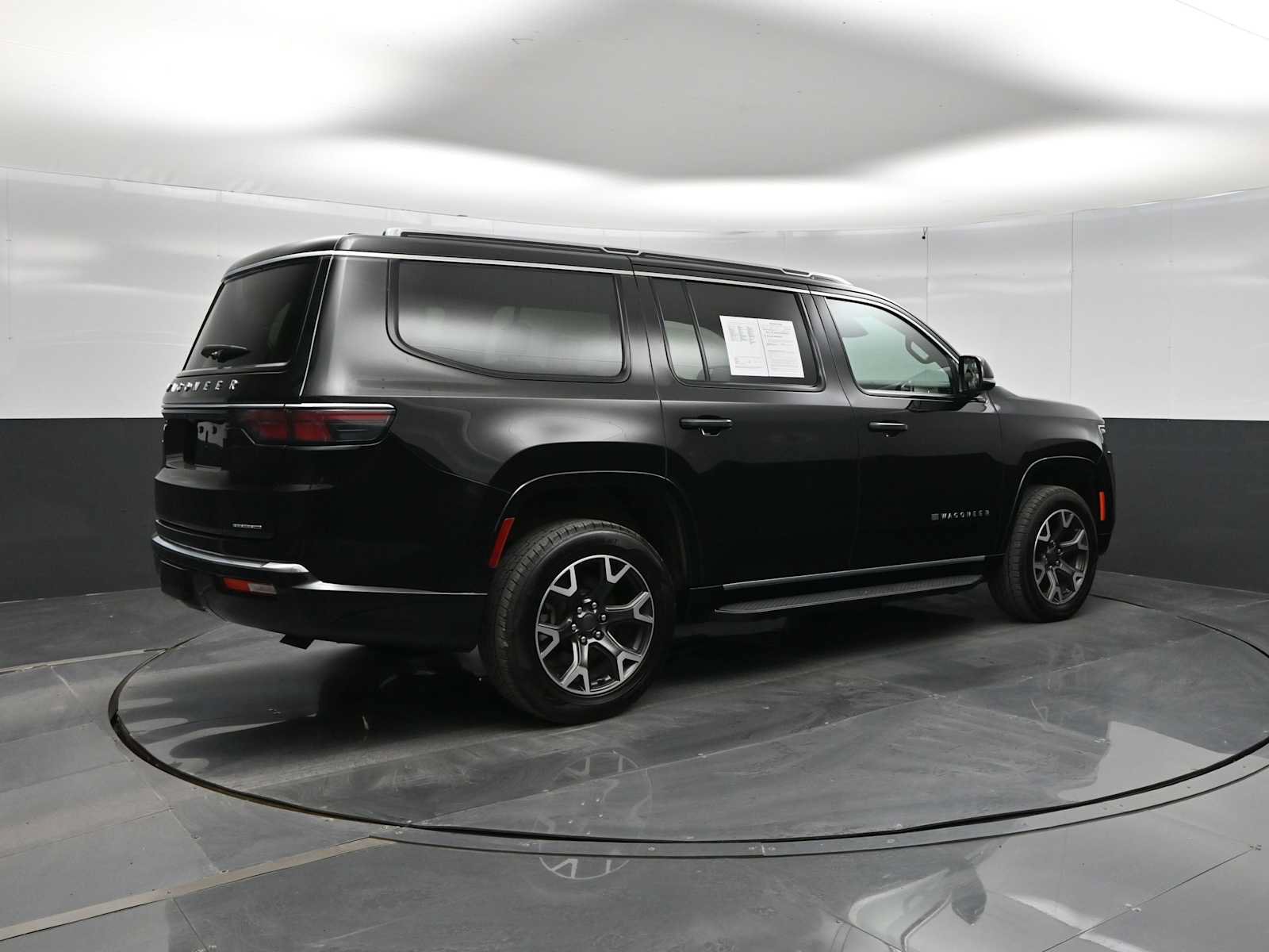 Used 2024 Jeep Wagoneer Series III AWD/4WD image 8