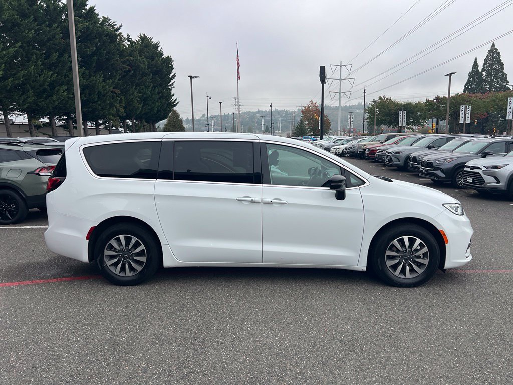 Used 2024 Chrysler Pacifica Limited FWD image 6