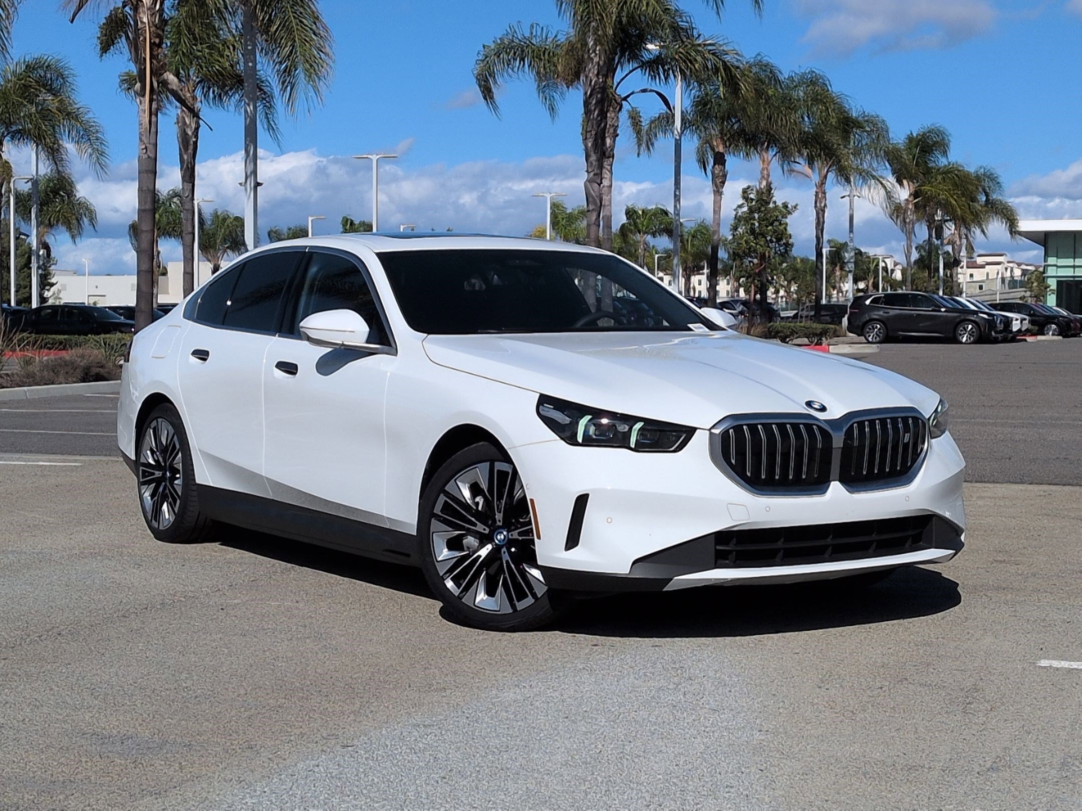 Used 2025 BMW i5 eDrive40i w/ Premium Package image 2