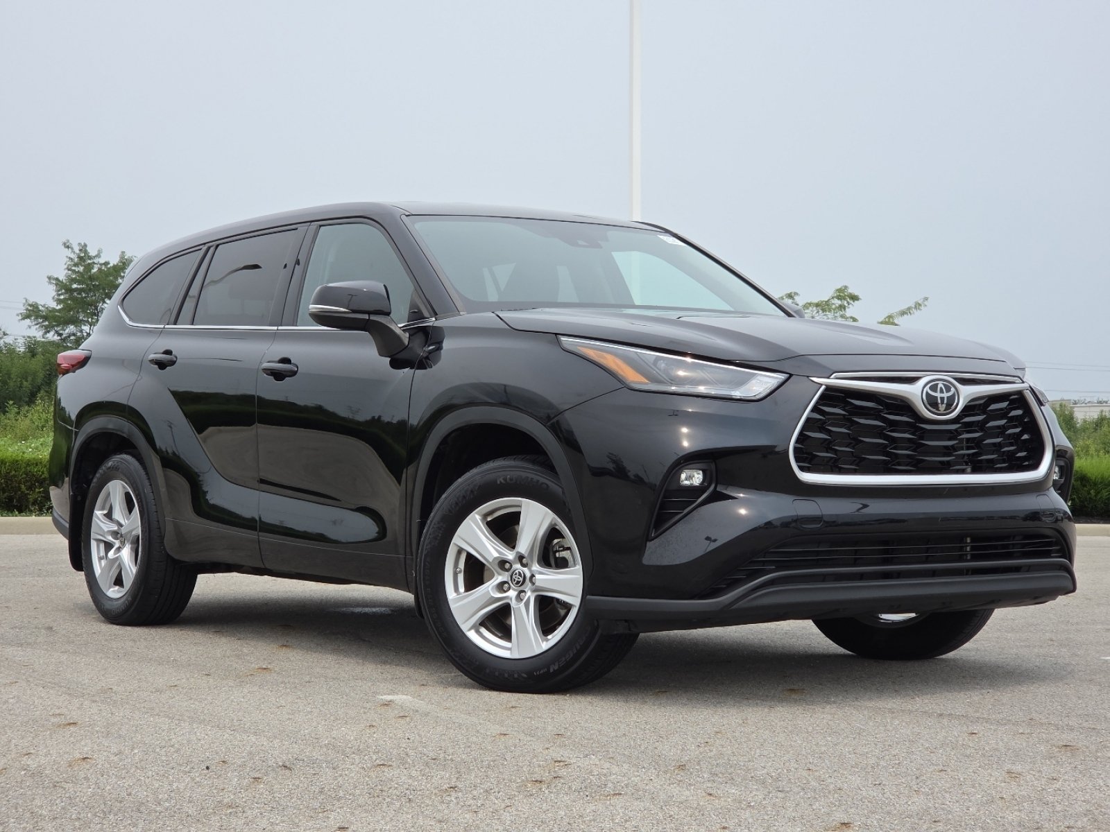 Used 2022 Toyota Highlander LE AWD/4WD image 2