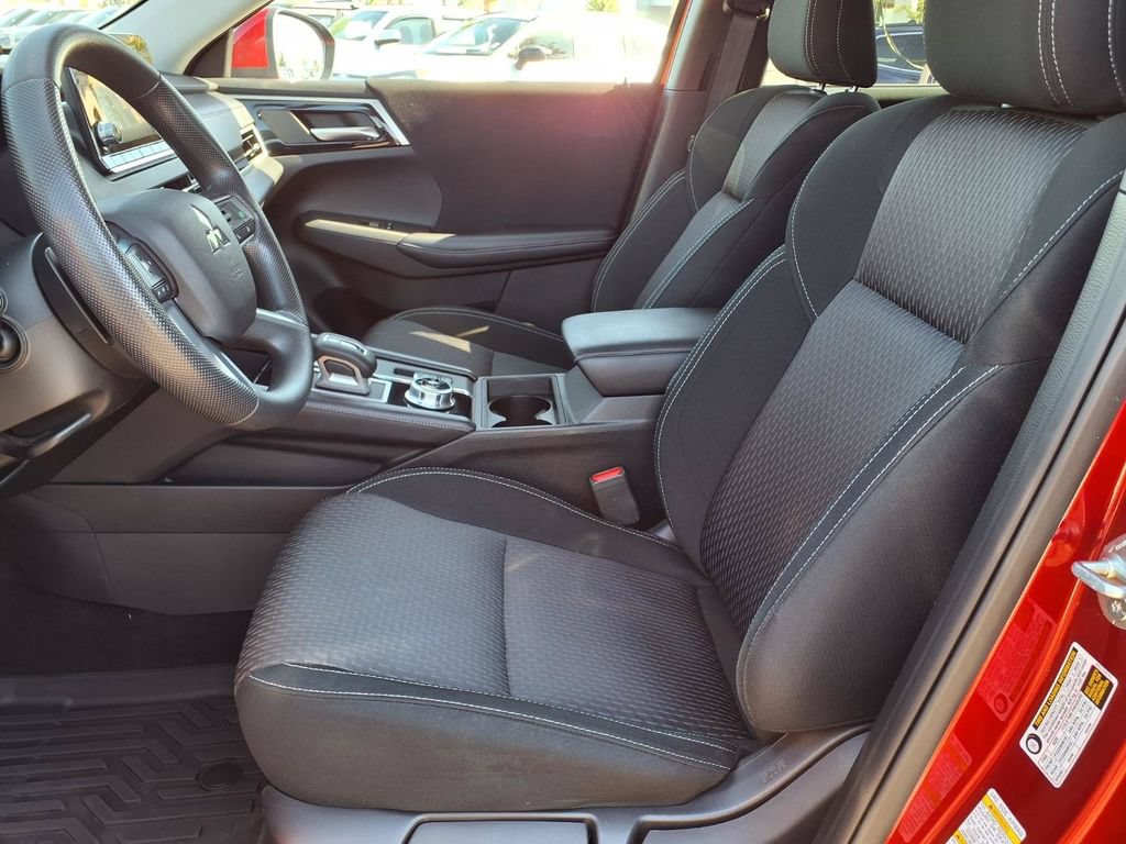 Used 2024 Mitsubishi Outlander ES FWD image 23