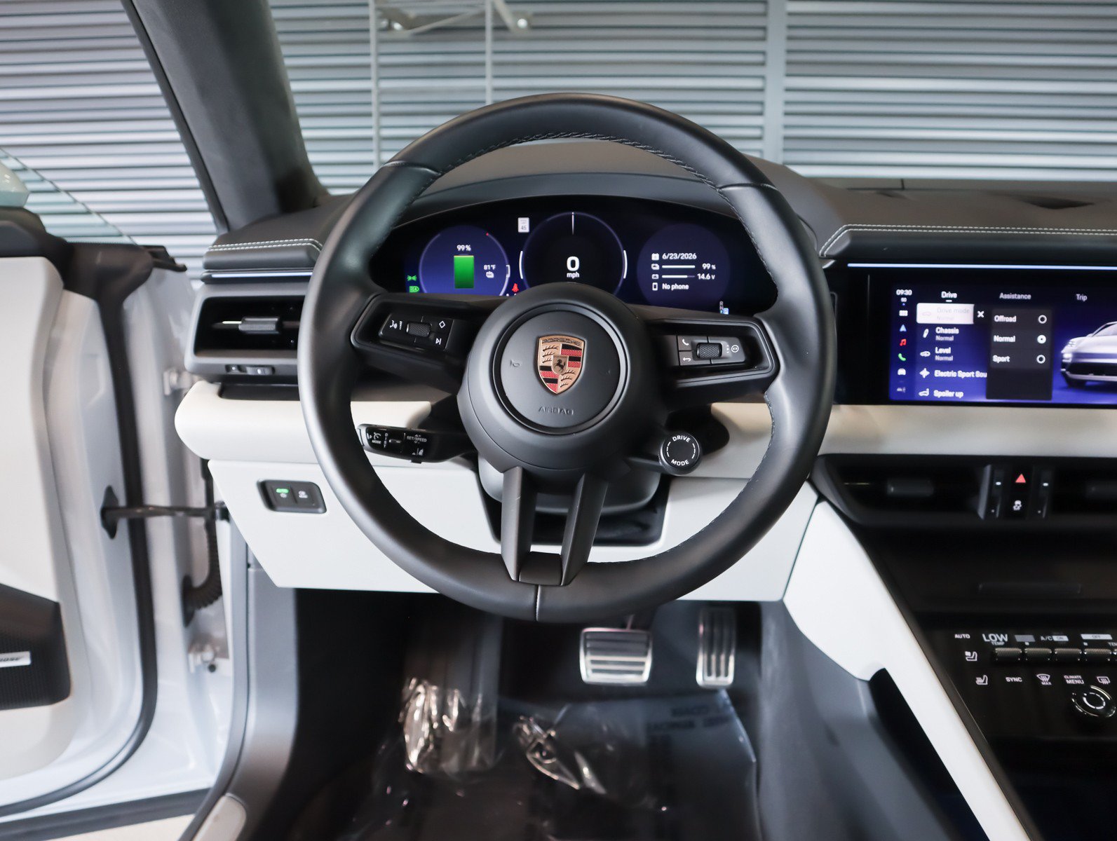 Used 2025 Porsche Macan Electric RWD image 15