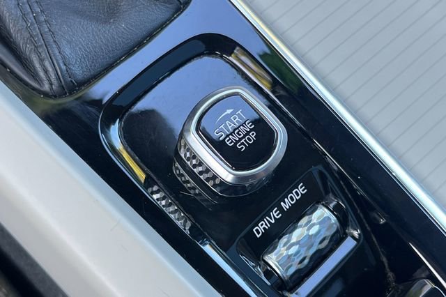 Used 2018 Volvo XC60 T6 Momentum w/ Convenience Package image 26