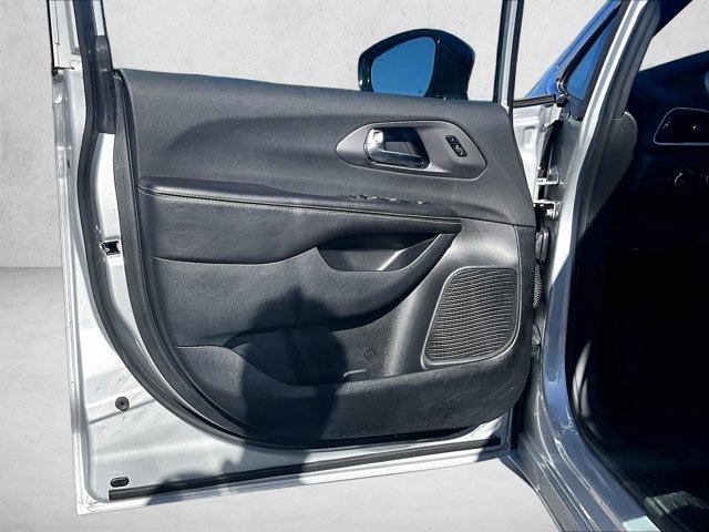 Used 2026 Chrysler Pacifica Select FWD image 17