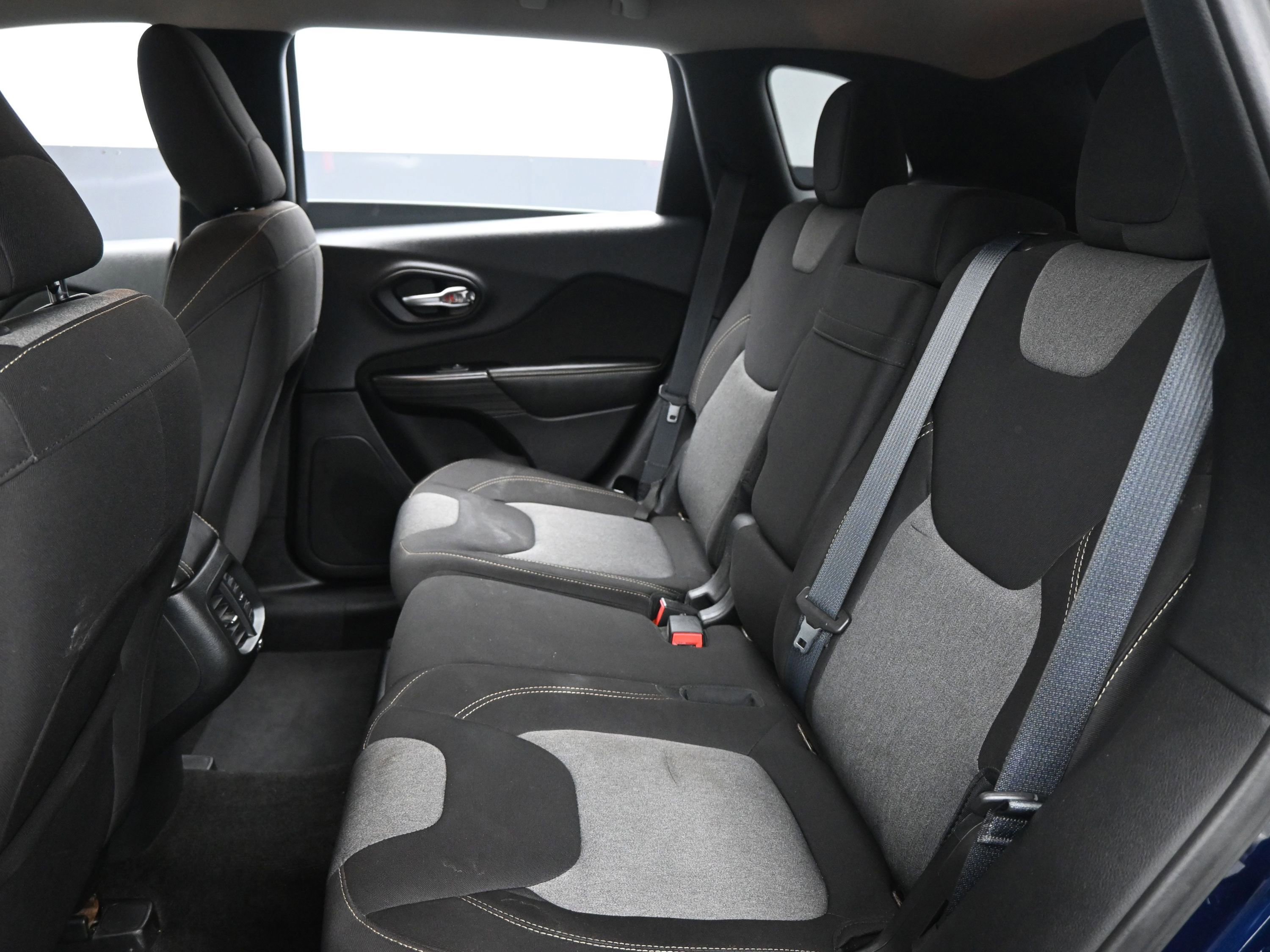 Used 2016 Jeep Cherokee Sport image 12