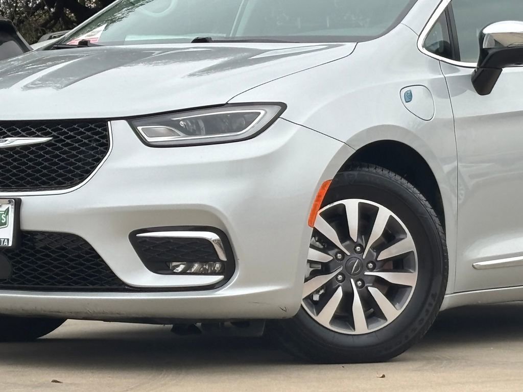 Used 2023 Chrysler Pacifica Limited image 6