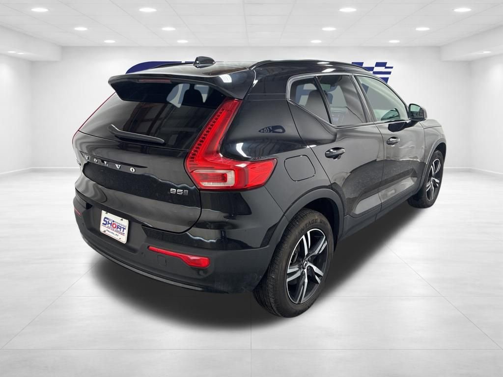 Used 2024 Volvo XC40 B5 Core image 4