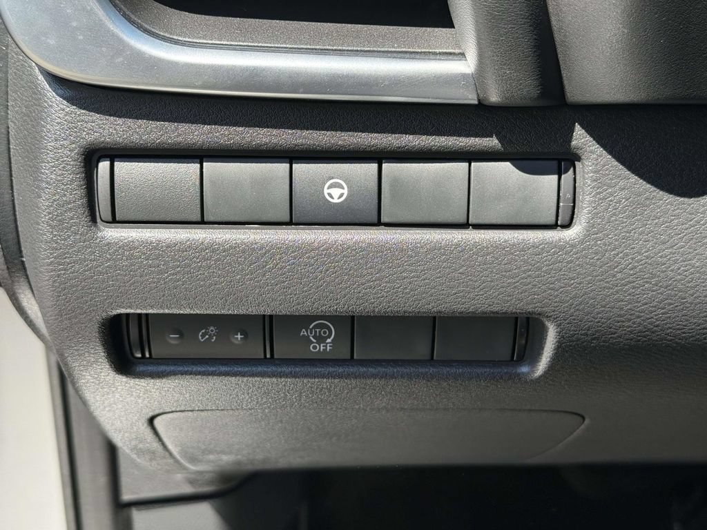 Used 2023 Nissan Rogue SV AWD/4WD image 16