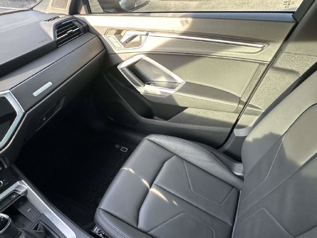 Used 2024 Audi Q3 2.0T Premium Plus w/ Premium Plus Package AWD/4WD image 35