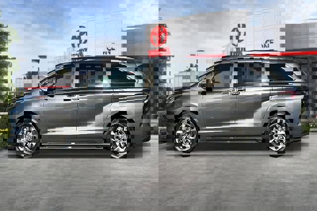 Used 2025 Toyota Sienna XLE image 8