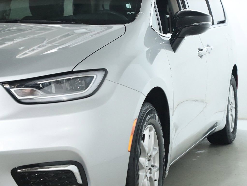 Used 2024 Chrysler Pacifica Touring-L image 4