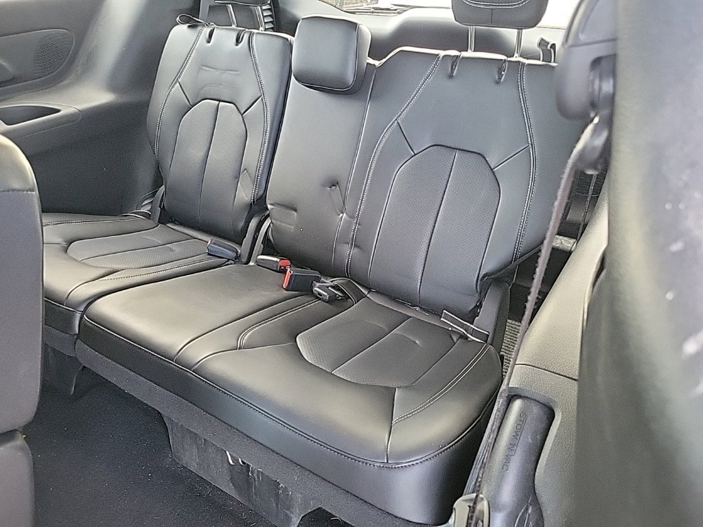 Certified 2025 Chrysler Pacifica Select w/ Uconnect Theater Family Group FWD image 11