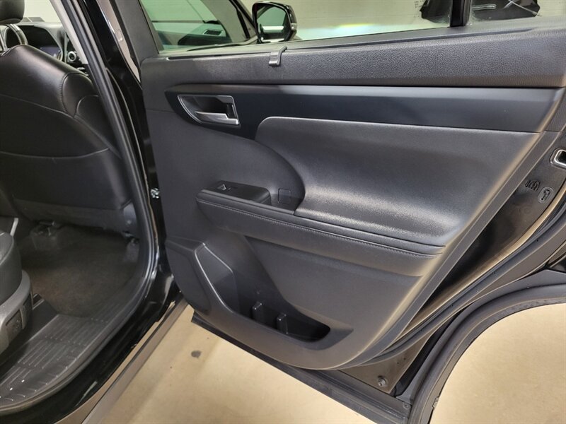Used 2024 Toyota Highlander XLE AWD/4WD image 57