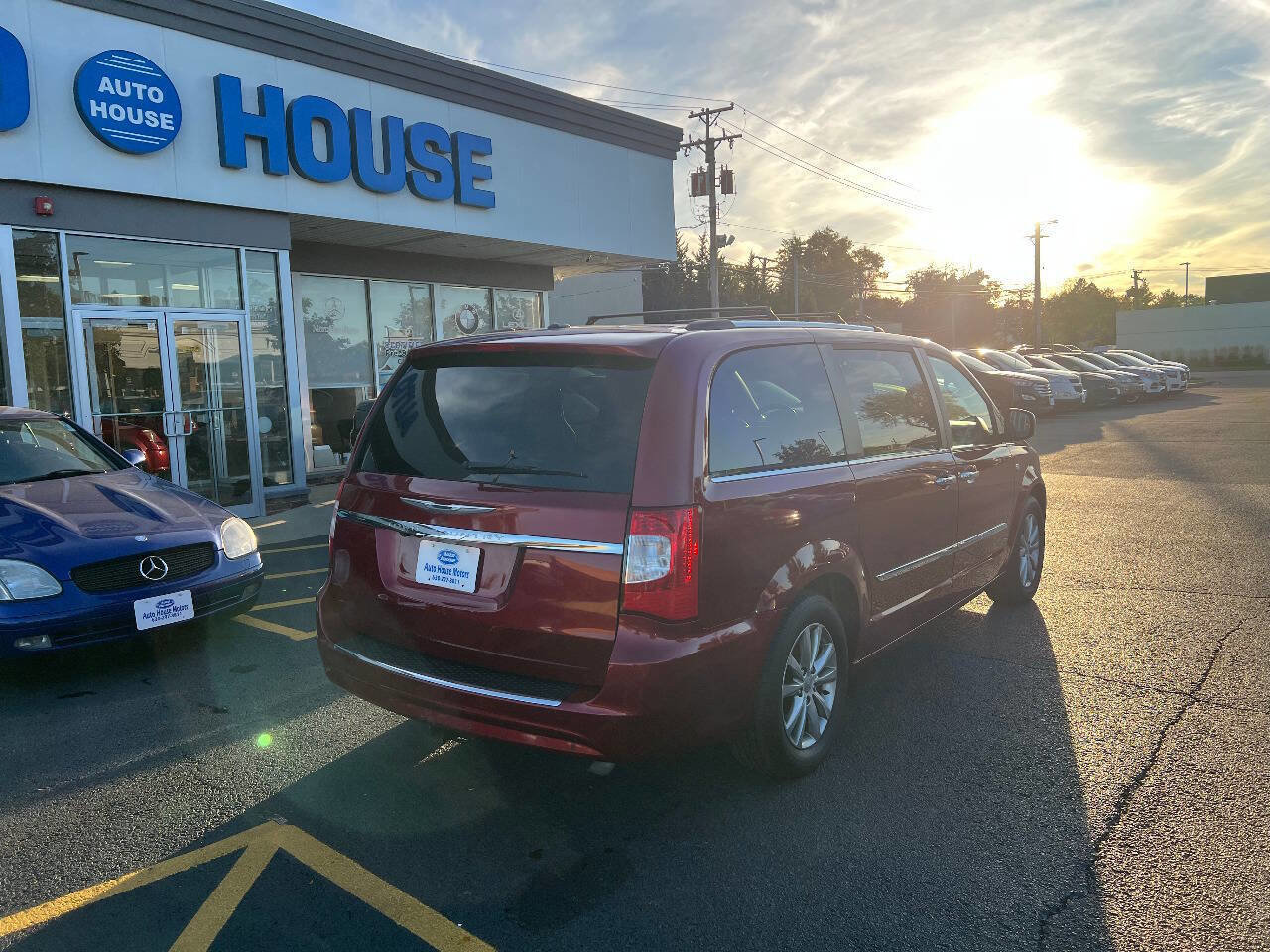 Used 2014 Chrysler Town & Country Touring-L image 10