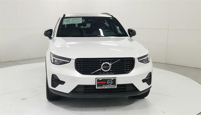Used 2024 Volvo XC40 B5 Core image 2