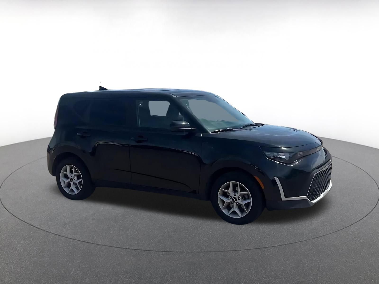 Used 2025 Kia Soul LX w/ LX Technology Package FWD image 2