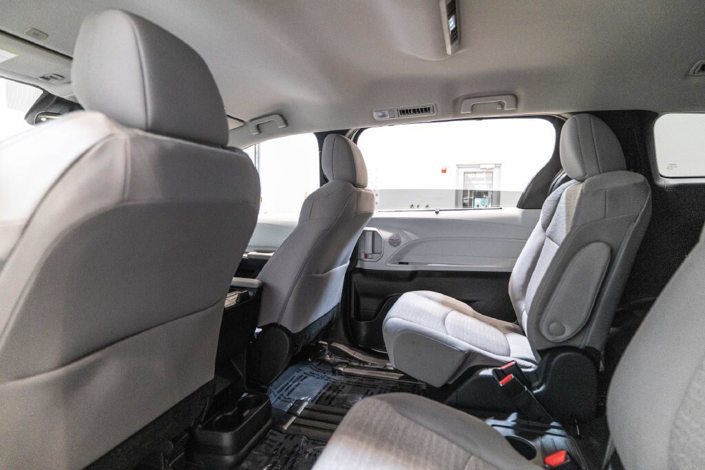 Certified 2025 Toyota Sienna LE FWD image 14