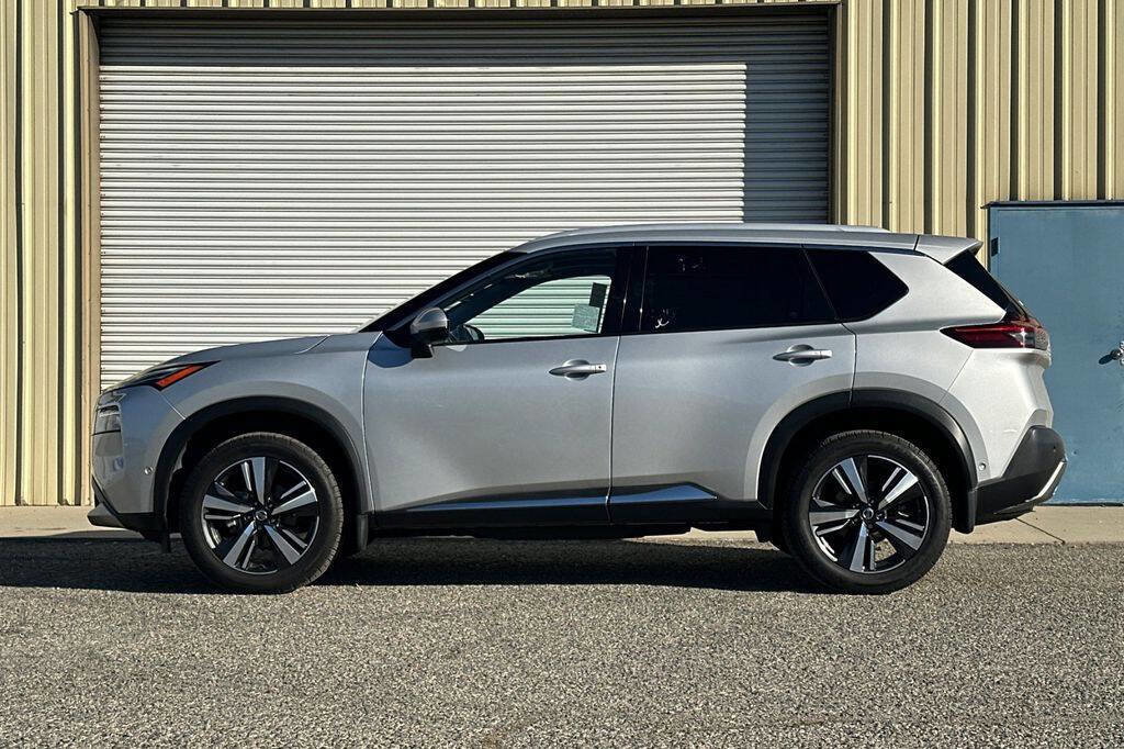 Used 2021 Nissan Rogue Platinum image 3