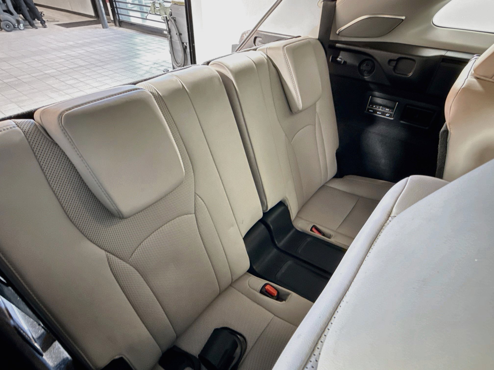 Used 2020 Lexus RX 350L Premium w/ Premium Package AWD/4WD image 26