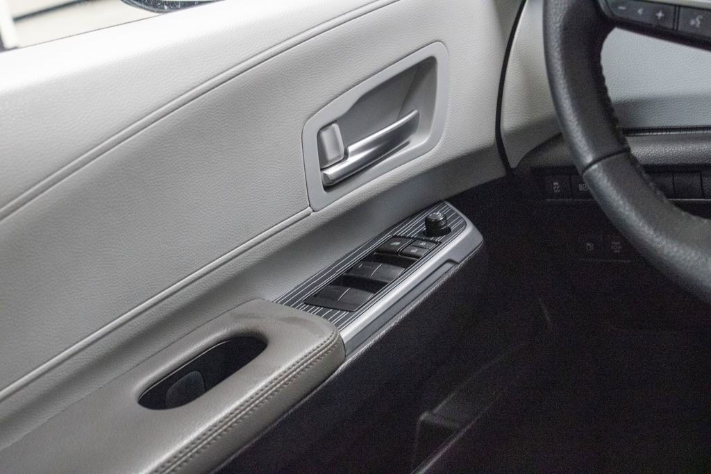 Used 2025 Toyota Sienna XLE image 17