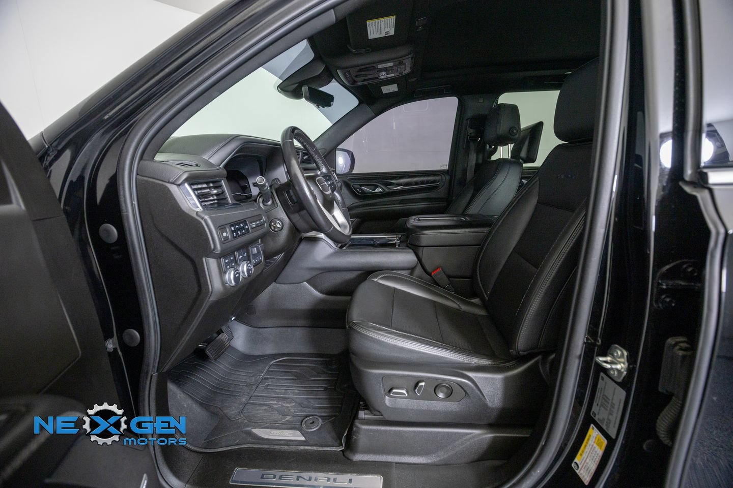 Used 2023 GMC Yukon Denali w/ Advanced Technology Package AWD/4WD image 11