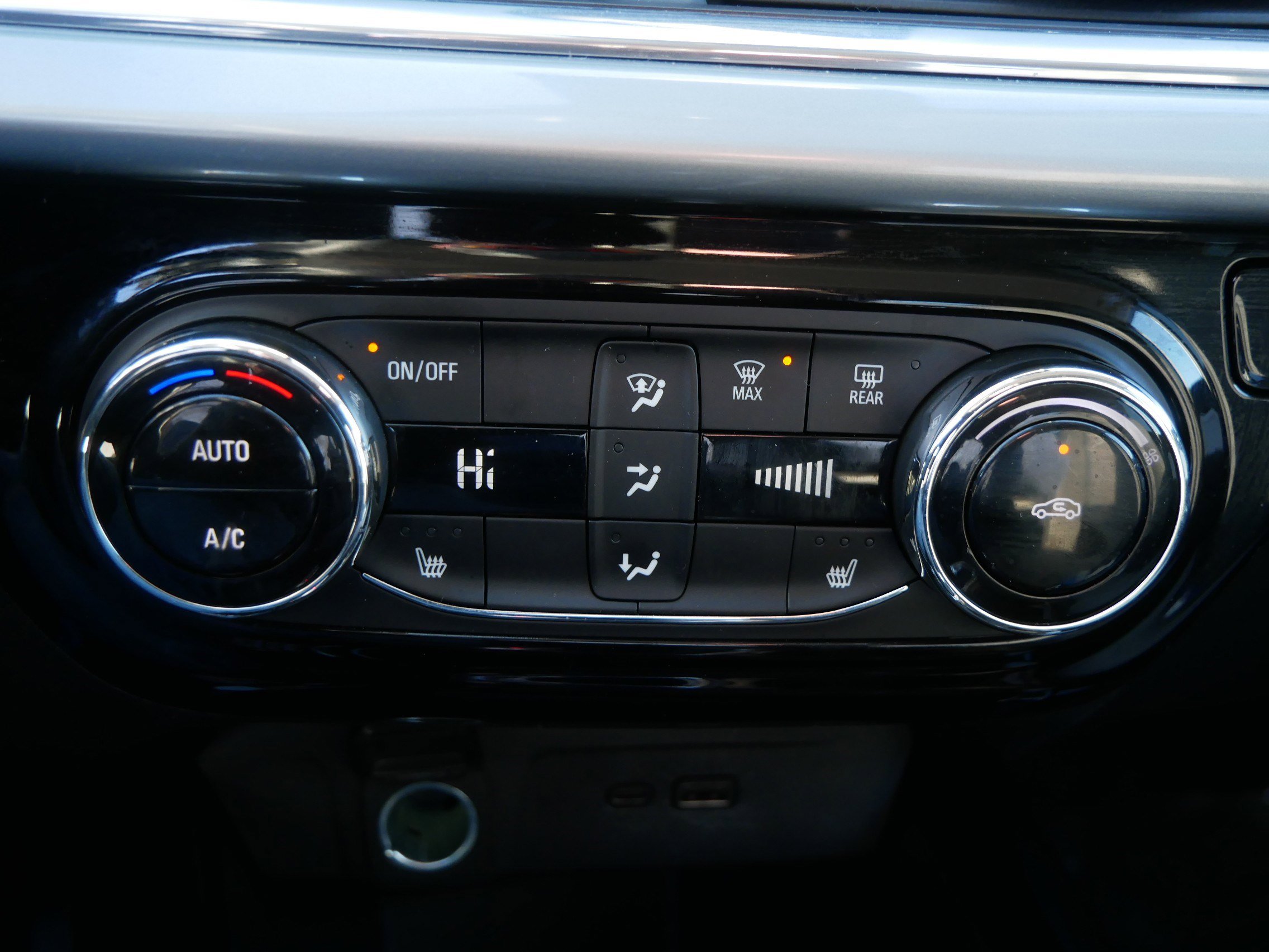 Used 2025 Chevrolet Trax LT w/ LT Convenience Package image 29