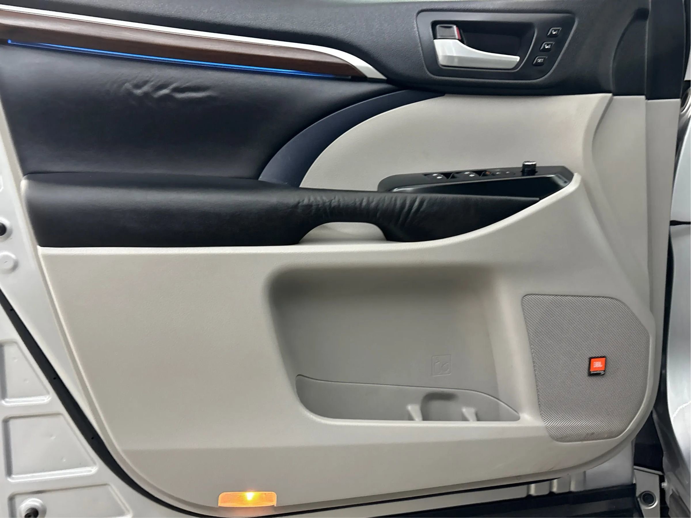 Used 2016 Toyota Highlander Limited image 26