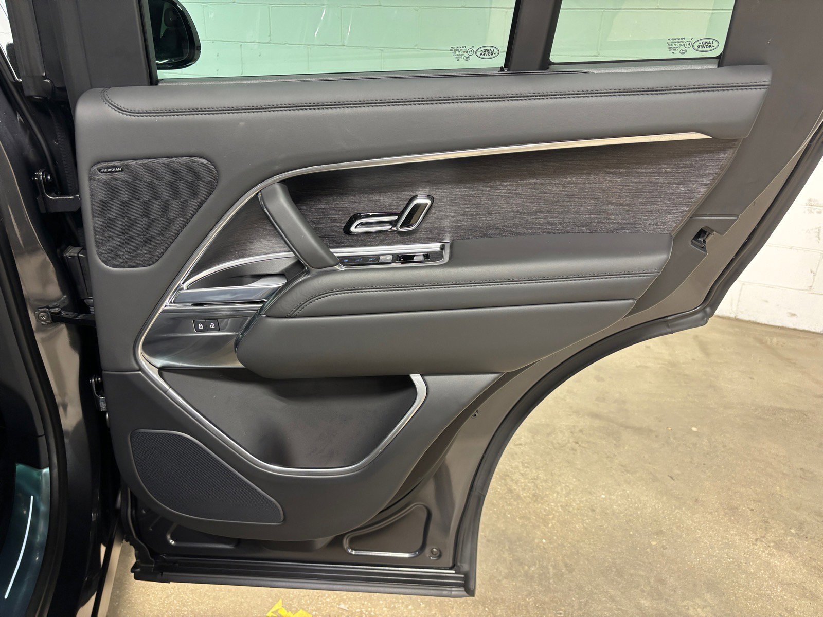 Used 2025 Land Rover Range Rover SE AWD/4WD image 40