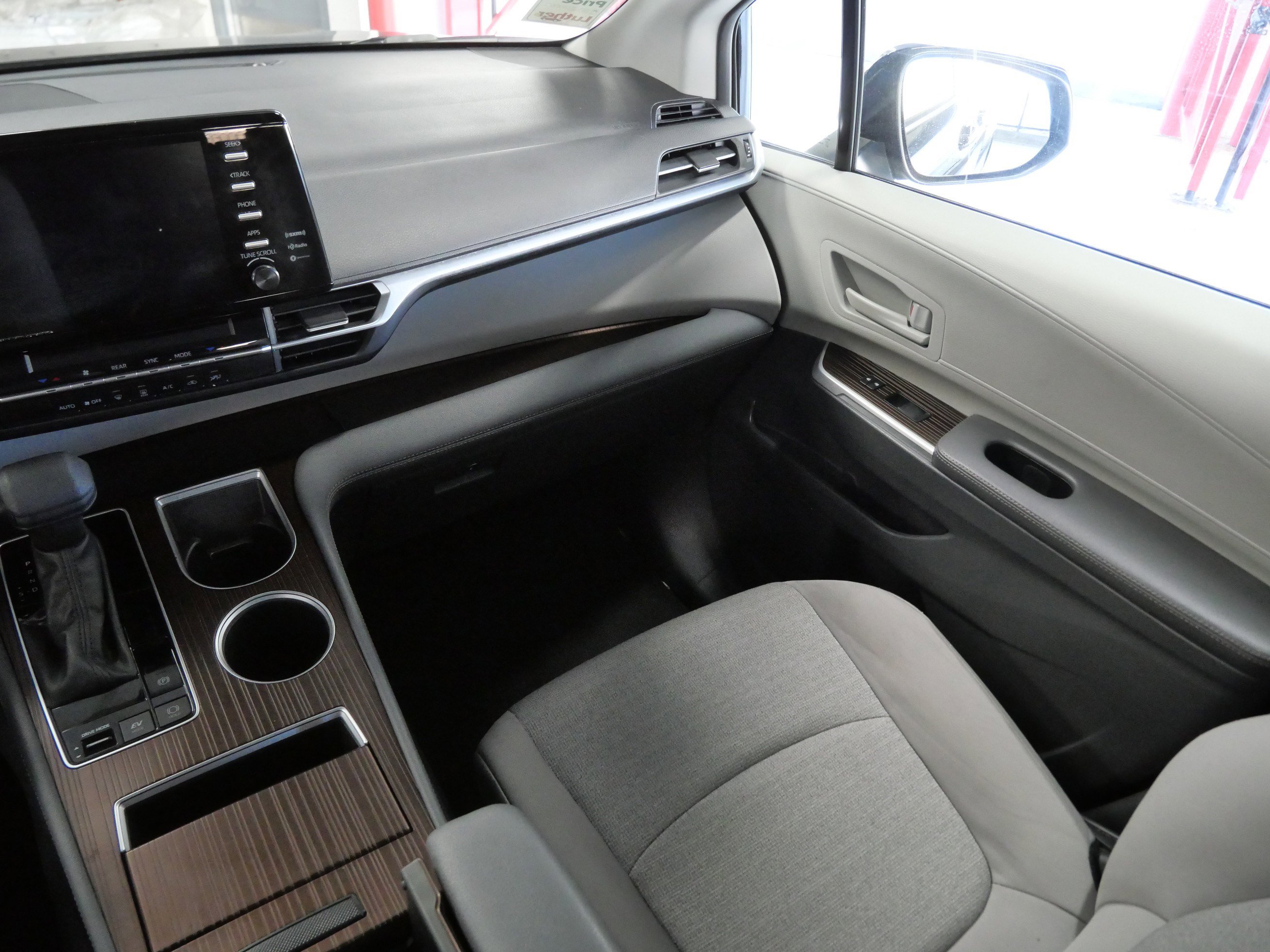 Certified 2024 Toyota Sienna LE image 12