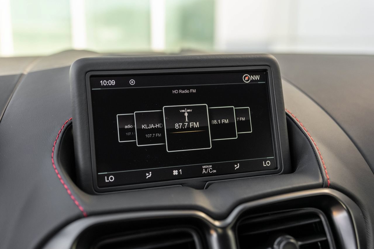 Used 2021 Aston Martin V8 Vantage Coupe RWD image 25