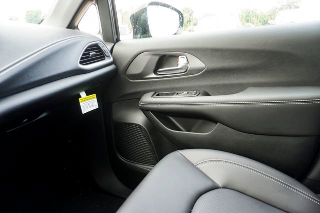 New 2026 Chrysler Pacifica Select image 32