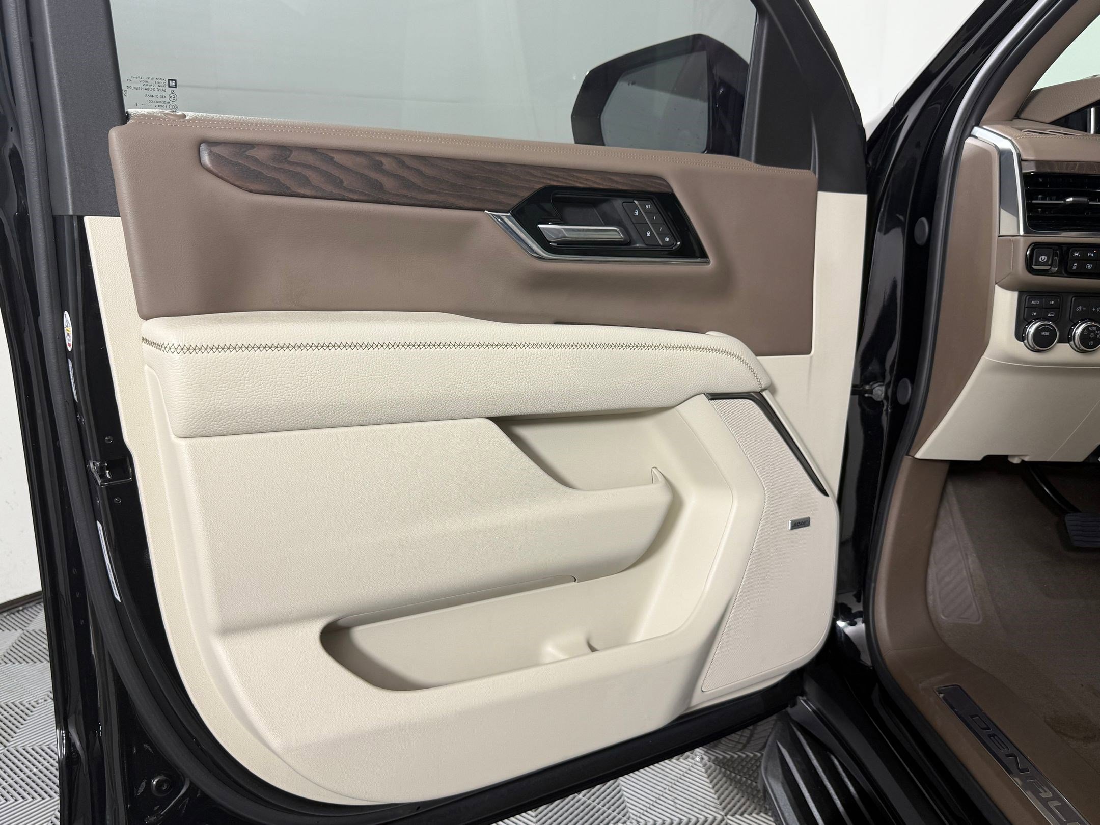 Used 2025 GMC Yukon Denali w/ LPO, Floor Liner Package image 22