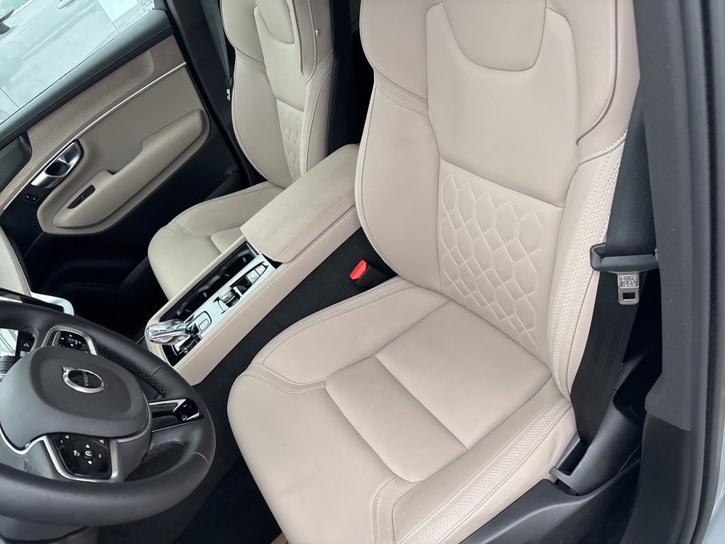 Certified 2025 Volvo XC90 B6 Plus image 21
