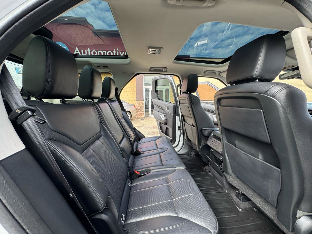 Used 2017 Land Rover Discovery SE image 22