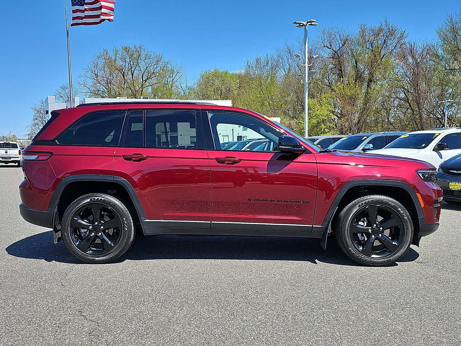 Used 2023 Jeep Grand Cherokee Altitude AWD/4WD image 7