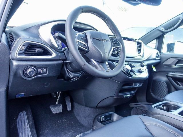 New 2026 Chrysler Pacifica Select image 2